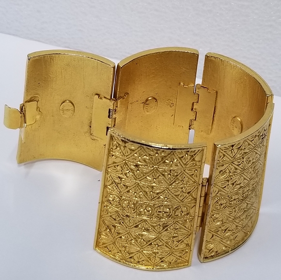 Vintag Super Rare Statement XL Gilt Alhambra Etruscan Pyramid Wide Cuff Bracelet - Picture 7 of 16